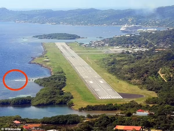 Máy bay rơi xuống biển ở ngay gần đường băng. Ảnh: Wikimedia, Mail Online. Máy bay rơi xuống biển ở ngay gần đường băng. Ảnh: Wikimedia, Mail Online.