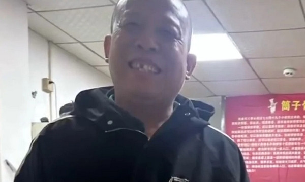 Bác chủ quán ăn. Ảnh: Weibo.