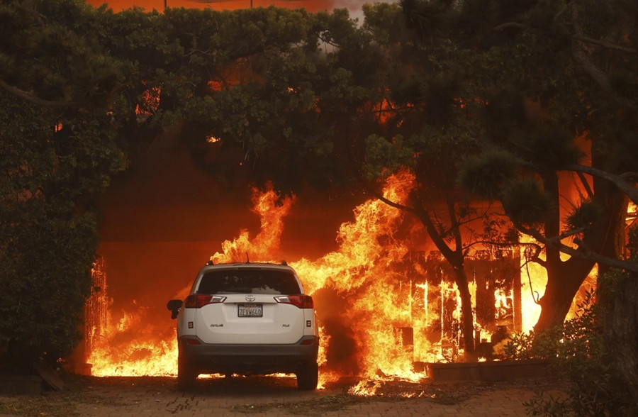 Lửa bốc lên rừng rực, thiêu rụi nhiều công trình ở Los Angeles (Mỹ). Ảnh chụp ngày 8/1. Ảnh: Etienne Laurent/ AP. Lửa bốc lên rừng rực, thiêu rụi nhiều công trình ở Los Angeles (Mỹ). Ảnh chụp ngày 8/1. Ảnh: Etienne Laurent/ AP.