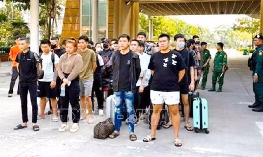 Campuchia đã trục xuất 177 người Việt Nam, hầu hết đều tham gia vào hoạt động lừa đảo online. Ảnh: Phnom Penh Post.