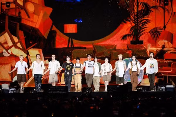Nhóm nhạc Seventeen trong một buổi biểu diễn ở Bangkok (Thái Lan) (không phải buổi diễn mà Lynn đi xem). Ảnh: Pledis Entertainment.