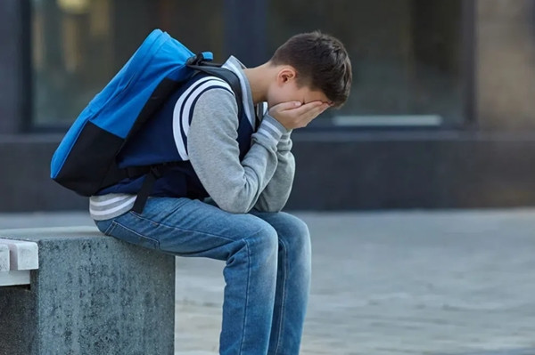 Những tổn thương tâm lý từ ngày nhỏ có thể kéo dài hàng chục năm sau đó. Ảnh minh họa: Relucent. Những tổn thương tâm lý từ ngày nhỏ có thể kéo dài hàng chục năm sau đó. Ảnh minh họa: Relucent.