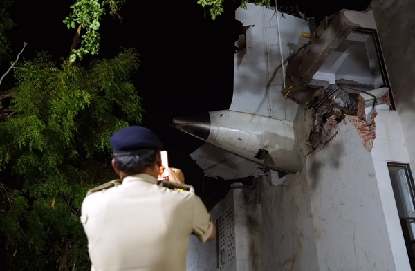 Một cảnh sát ở hiện trường vụ tai nạn. Ảnh: Siddharaj Solanki/ EPA. Một cảnh sát ở hiện trường vụ tai nạn. Ảnh: Siddharaj Solanki/ EPA.