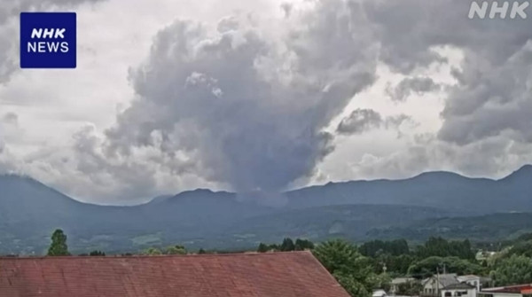 Núi lửa Shinmoe phun sau 7 năm "ngủ say". Ảnh: NHK. Núi lửa Shinmoe phun sau 7 năm "ngủ say". Ảnh: NHK.