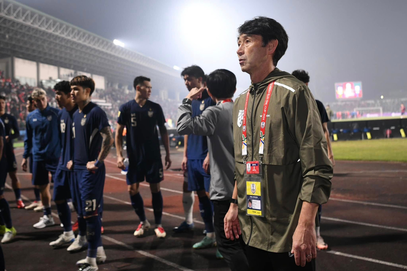 HLV Masatada Ishii của ĐT Thái Lan (đeo thẻ). Ảnh: FA Thailand. HLV Masatada Ishii của ĐT Thái Lan (đeo thẻ). Ảnh: FA Thailand.
