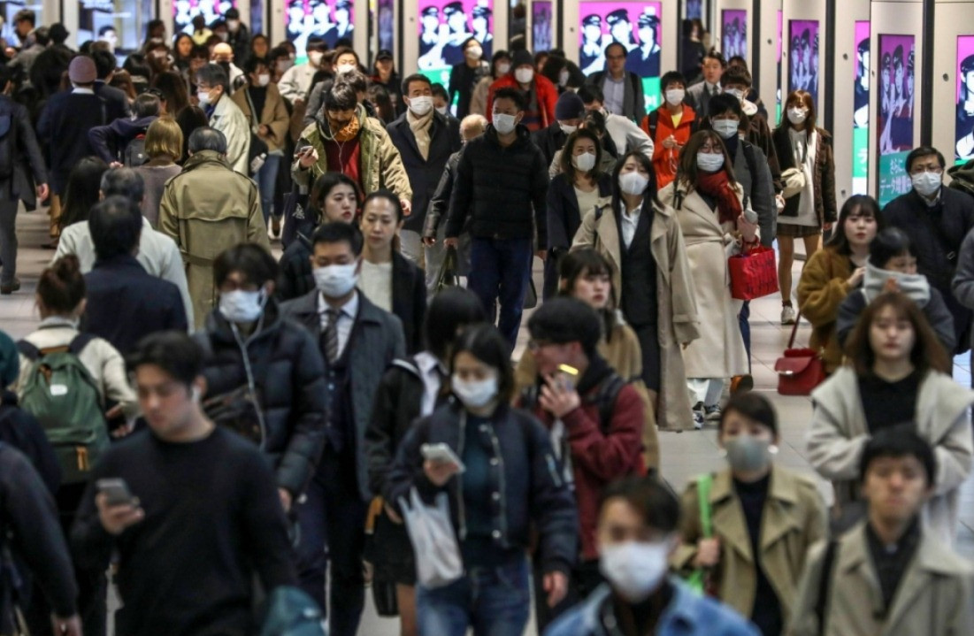 Các tờ báo Nhật Bản viết, số người di chuyển tăng lên trong dịp lễ tết cũng là nguyên nhân bệnh cúm lây lan nhanh. Ảnh: Reuters.