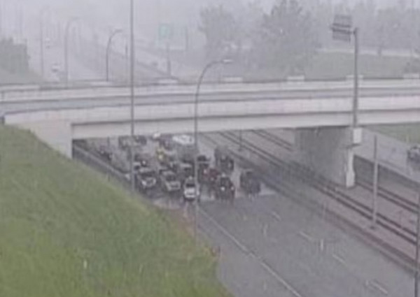 Thành phố Calgary (Canada) đã phải ra cảnh báo sau khi nhiều tài xế dừng xe dưới gầm cầu vượt lúc có dông. Ảnh: City of Calgary.