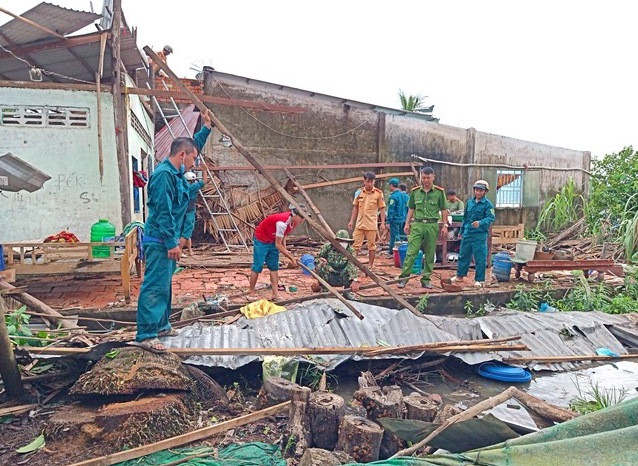 Lực lượng chức năng hỗ trợ người dân ở Kiên Giang dọn dẹp sau lốc xoáy. Ảnh: Phương Vũ/ TPO.
