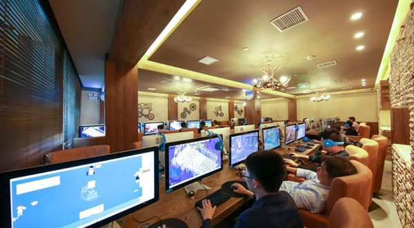 Thay vì tới một phòng khám nào đó, "thầy lang" bảo anh Gao ra quán cafe Internet để châm cứu. Ảnh minh họa: GI.