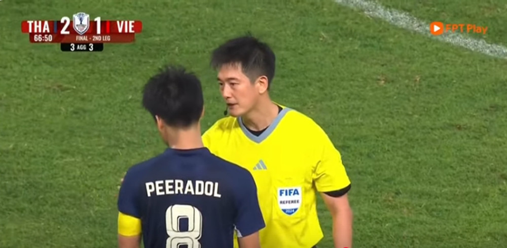 Trọng tài gọi cả đội trưởng ĐT Thái Lan tới để thuyết phục. Ảnh: YouTube.