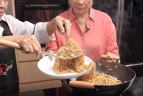 Ở nhiều nước châu Á, món mỳ sợi dài tượng trưng cho sự trường thọ. Ảnh: LA Gourmet. Ở nhiều nước châu Á, món mỳ sợi dài tượng trưng cho sự trường thọ. Ảnh: LA Gourmet.