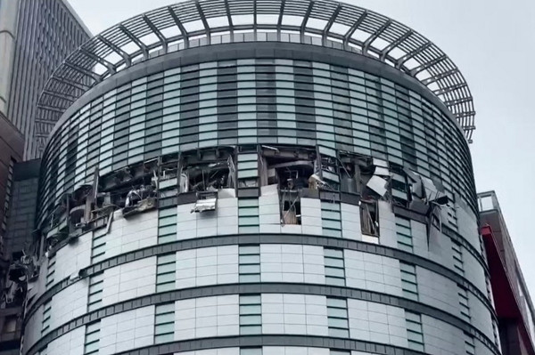 Một phần tòa nhà bị hư hại do vụ nổ. Ảnh: AP.