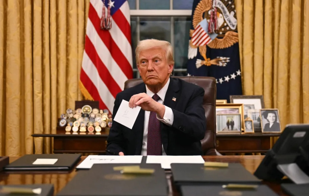 Tổng thống Trump cầm bức thư của người tiền nhiệm - Tổng thống Joe Biden. Ảnh: Jim Watson/ Pool/ AFP via Getty Images. Tổng thống Trump cầm bức thư của người tiền nhiệm - Tổng thống Joe Biden. Ảnh: Jim Watson/ Pool/ AFP via Getty Images.