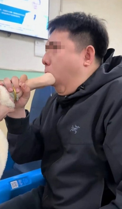 Tình trạng rất tệ khi họ ngồi chờ bác sĩ: Chàng trai vừa đau miệng, vừa chảy nước bọt tùm lum, mà càng đau thì miệng anh tự nhiên càng cắn chặt lại. Ảnh: Instagram. Tình trạng rất tệ khi họ ngồi chờ bác sĩ: Chàng trai vừa đau miệng, vừa chảy nước bọt tùm lum, mà càng đau thì miệng anh tự nhiên càng cắn chặt lại. Ảnh: Instagram.