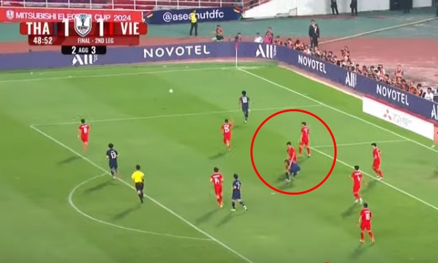 Gustavsson chạy đến nhanh như một cơn gió chỉ để nhặt giày của Văn Thanh và ném đi. Ảnh: YouTube. Gustavsson chạy đến nhanh như một cơn gió chỉ để nhặt giày của Văn Thanh và ném đi. Ảnh: YouTube.