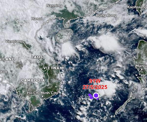 Áp thấp hiện tại ở Biển Đông, được ghi ký hiệu là 91W. Ảnh: Zoom Earth, JMA/ NOAA/ CIRA.