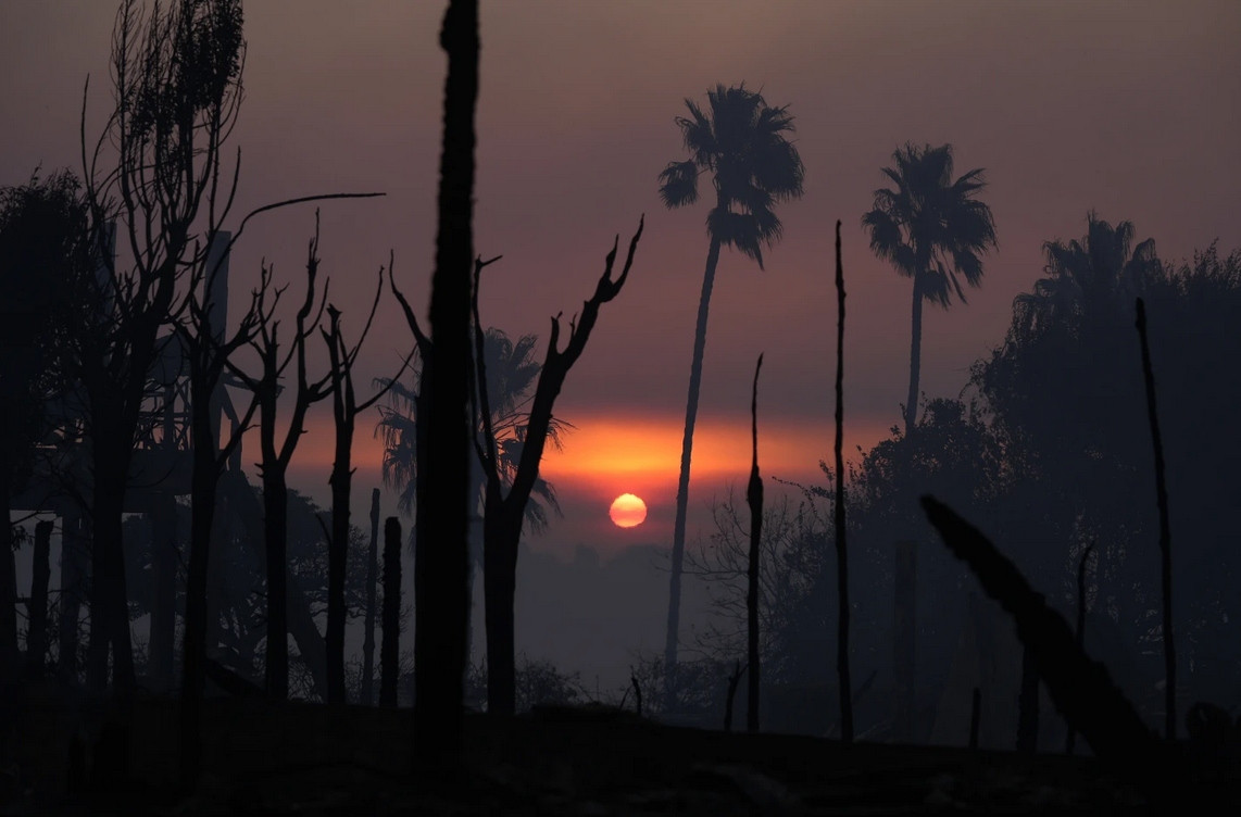 Mặt Trời mọc ở Palisades (Los Angeles, Mỹ) giữa khung cảnh trơ trụi do cháy rừng. Ảnh chụp ngày 9/1. Ảnh: Damian Dovarganes/ AP. Mặt Trời mọc ở Palisades (Los Angeles, Mỹ) giữa khung cảnh trơ trụi do cháy rừng. Ảnh chụp ngày 9/1. Ảnh: Damian Dovarganes/ AP.