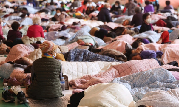 Những người dân đi sơ tán đang trú tại một nhà tạm ở Yeongyang (Hàn Quốc). Ảnh chụp ngày 26/3. Ảnh: Yun Kwan-sik/ AP. Những người dân đi sơ tán đang trú tại một nhà tạm ở Yeongyang (Hàn Quốc). Ảnh chụp ngày 26/3. Ảnh: Yun Kwan-sik/ AP.