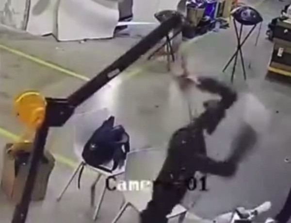 Con robot dường như có chủ đích nhằm vào một trong hai nhân viên. Ảnh: Jam Press.