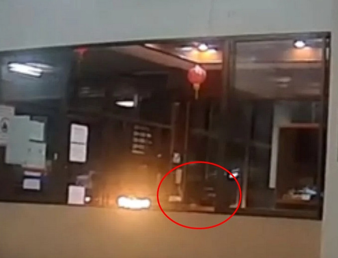 Người phụ nữ cho rằng mình nhìn thấy mặt nhân viên bảo vệ dù chú ấy đã mất từ 2 ngày trước. Ảnh: Jimmy Natapat. Người phụ nữ cho rằng mình nhìn thấy mặt nhân viên bảo vệ dù chú ấy đã mất từ 2 ngày trước. Ảnh: Jimmy Natapat.