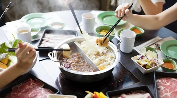 Ăn lẩu liệu có thể gây nguy hiểm đến sức khỏe? Ảnh minh họa: Lifestyle Asia.