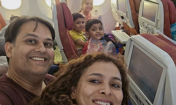 Ảnh selfie của gia đình Joshi - Vyas trên chuyến bay định mệnh. Ảnh: NDTV. Ảnh selfie của gia đình Joshi - Vyas trên chuyến bay định mệnh. Ảnh: NDTV.
