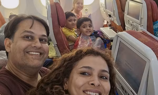 Ảnh selfie của gia đình Joshi - Vyas trên chuyến bay định mệnh. Ảnh: NDTV.