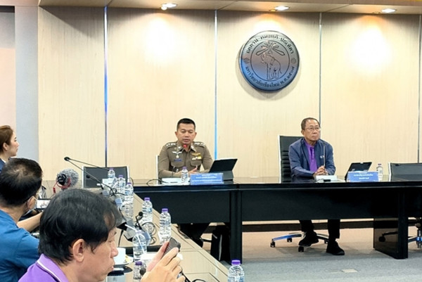 Cảnh sát và các nhà lãnh đạo của ĐH Chiang Mai tổ chức họp báo về vụ nhiều sinh viên bị lừa trong một ngày. Ảnh: Panumate Tanraksa/ Bangkok Post. Cảnh sát và các nhà lãnh đạo của ĐH Chiang Mai tổ chức họp báo về vụ nhiều sinh viên bị lừa trong một ngày. Ảnh: Panumate Tanraksa/ Bangkok Post.