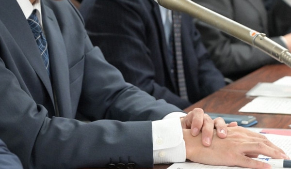 Bác sĩ Sekine (người ngồi ngay phía trước trong ảnh) không thể không giận dữ vì phải chịu cáo buộc oan đến 9 năm liền. Ảnh: Ran Kanno/ Mainichi. Bác sĩ Sekine (người ngồi ngay phía trước trong ảnh) không thể không giận dữ vì phải chịu cáo buộc oan đến 9 năm liền. Ảnh: Ran Kanno/ Mainichi.