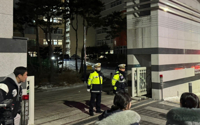 Cảnh sát đứng gác trước cổng trường tiểu học sau vụ việc. Ảnh: News1. Cảnh sát đứng gác trước cổng trường tiểu học sau vụ việc. Ảnh: News1.