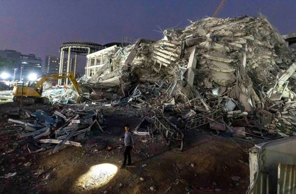 Nhân viên cứu hộ vẫn đang làm việc ngày đêm để tìm kiếm nạn nhân trong tòa nhà bị sập ở Bangkok (Thái Lan) sau trận động đất ở Myanmar. Ảnh: Wason Wanichakorn/ AP.
