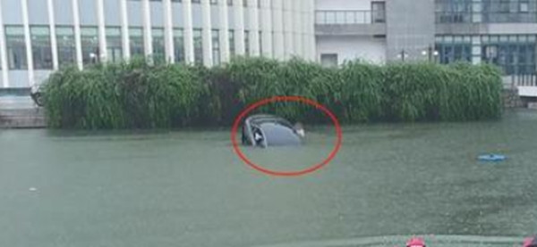 Xe ô tô lao xuống hồ nước. Ảnh: Jimu News.