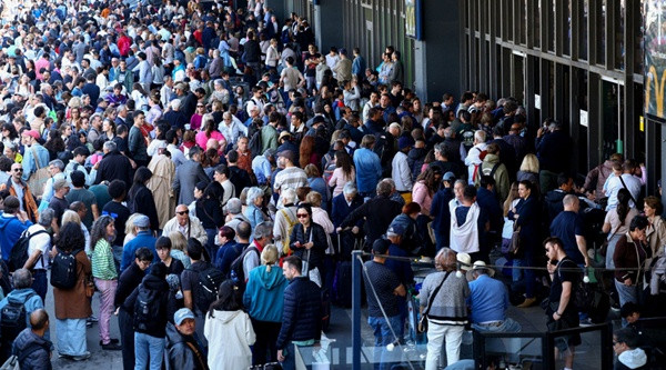 Người dân tập trung bên ngoài một ga tàu ở Barcelona giữa sự cố mất điện. Ảnh: Reuters.