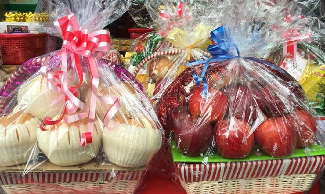 Các giỏ hoa quả cũng là loại quà Tết phổ biến. Ảnh: TPO. Các giỏ hoa quả cũng là loại quà Tết phổ biến. Ảnh: TPO.