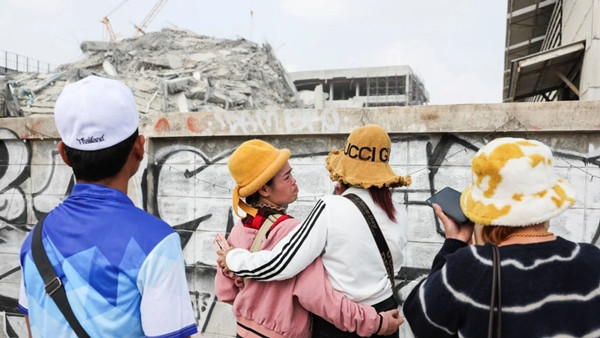 Nhiều người vẫn đợi quanh tòa nhà sập ở Bangkok (Thái Lan) để chờ tin người thân. Ảnh: Chalinee Thirasupa/ Reuters.