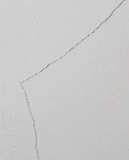 Vết nứt như sợi tóc. Ảnh: Nar.