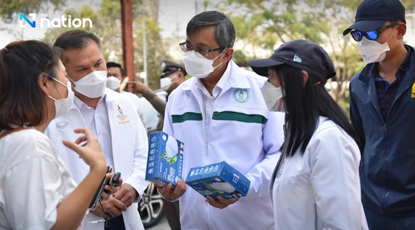 Thái Lan thúc giục người dân đeo khẩu trang khi ra ngoài và thường xuyên rửa tay trong lúc số ca nhiễm COVID đang tăng. Ảnh: The Nation. Thái Lan thúc giục người dân đeo khẩu trang khi ra ngoài và thường xuyên rửa tay trong lúc số ca nhiễm COVID đang tăng. Ảnh: The Nation.