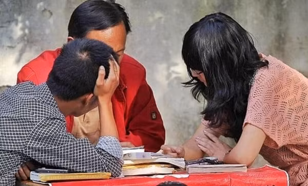 Một số người vẫn tin vào việc xem bói, dự đoán tương lai, dù việc này không có cơ sở khoa học. Ảnh minh họa: Baidu.