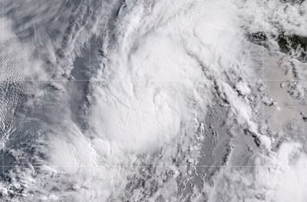 Hình ảnh vệ tinh chụp cơn bão Alvin. Ảnh: NOAA via AP.