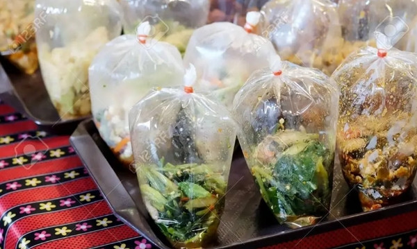 Việc đựng thực phẩm trong túi nylon cũng dễ khiến các hạt vi nhựa bị trộn vào thức ăn. Ảnh minh họa: Nature News. Việc đựng thực phẩm trong túi nylon cũng dễ khiến các hạt vi nhựa bị trộn vào thức ăn. Ảnh minh họa: Nature News.