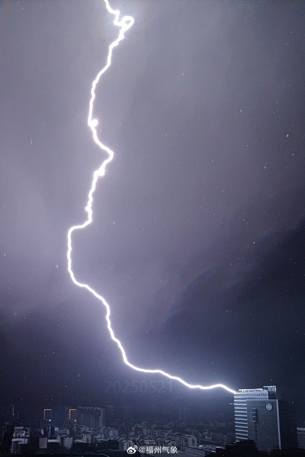 Tia sét đánh vào tòa nhà của Cục Khí tượng Phúc Kiến. Ảnh: Phúc Châu Khí Tượng. Tia sét đánh vào tòa nhà của Cục Khí tượng Phúc Kiến. Ảnh: Phúc Châu Khí Tượng.
