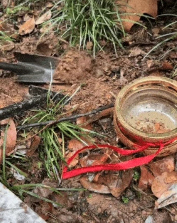 Có người bán còn quay cảnh mình đào đất ở ngân hàng để đảm bảo mình không bán "hàng fake". Ảnh: TikTok. Có người bán còn quay cảnh mình đào đất ở ngân hàng để đảm bảo mình không bán "hàng fake". Ảnh: TikTok.