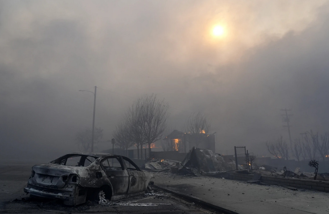 Khung cảnh ảm đạm ở Altadena (California) do cháy rừng. Ảnh: Chris Pizzello/ AP.