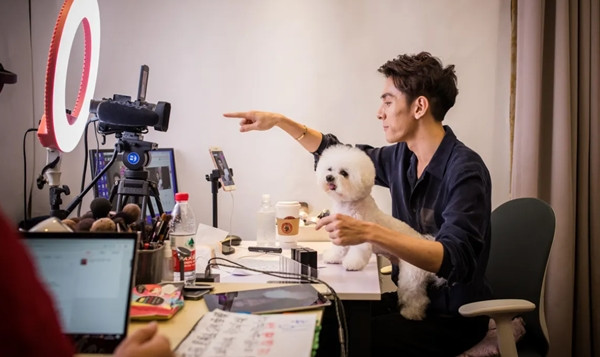 Trung Quốc đã yêu cầu các nền tảng livestream cấm trẻ em tặng quà (có thể chuyển thành tiền) cho các livestreamer. Ảnh minh họa: VCG/ Getty.