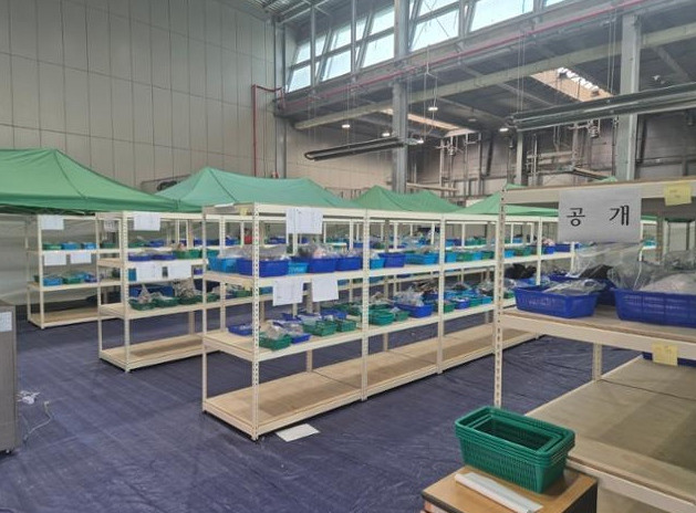 Căn phòng ở Sân bay Quốc tế Muan, nơi đặt tài sản còn lại của các nạn nhân mà chưa có người thân nhận, được duy trì nhiệt độ và độ ẩm nghiêm ngặt để bảo quản đồ đạc được tốt nhất. Ảnh: Gia đình của một nạn nhân, The Korea Times. Căn phòng ở Sân bay Quốc tế Muan, nơi đặt tài sản còn lại của các nạn nhân mà chưa có người thân nhận, được duy trì nhiệt độ và độ ẩm nghiêm ngặt để bảo quản đồ đạc được tốt nhất. Ảnh: Gia đình của một nạn nhân, The Korea Times.