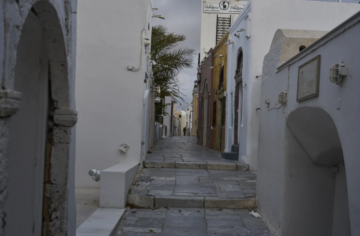 Con phố vắng tanh ở trên đảo Santorini vào ngày 4/2. Ảnh: Petros Giannakouris/ AP. Con phố vắng tanh ở trên đảo Santorini vào ngày 4/2. Ảnh: Petros Giannakouris/ AP.