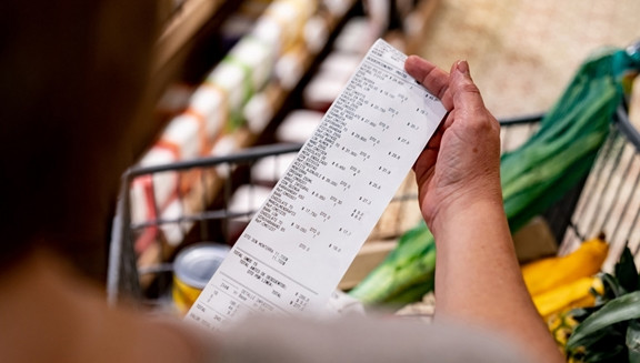 Cầm một tờ hóa đơn trong 10 giây cũng có thể khiến các hóa chất độc hại thấm qua da rồi. Ảnh minh họa: iStock.