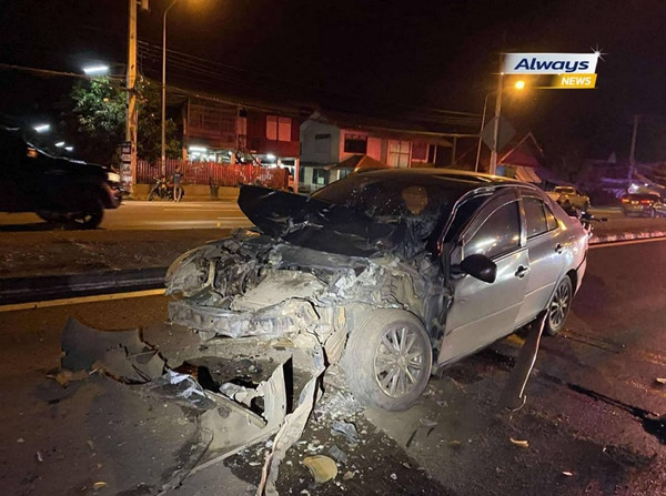 Chiếc ô tô nhỏ bị hỏng sau vụ va chạm. Ảnh: Always News.