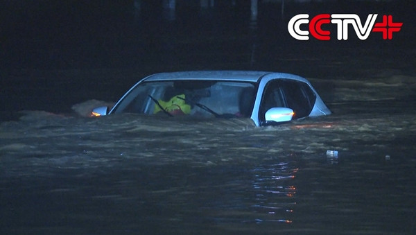 Ô tô chìm trong nước. Ảnh: CCTV. Ô tô chìm trong nước. Ảnh: CCTV.