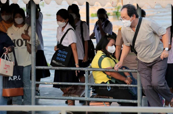 Người dân Thái Lan đeo khẩu trang để tránh bụi mịn và phòng COVID-19. Ảnh: Chanat Katanyu. Người dân Thái Lan đeo khẩu trang để tránh bụi mịn và phòng COVID-19. Ảnh: Chanat Katanyu.